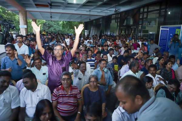 चेन्नई में आतिशबाजी, मिठाई बांटी, जश्न का माहौल