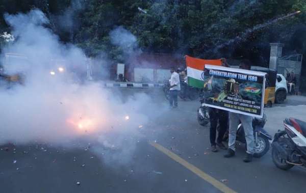 चेन्नई में आतिशबाजी, मिठाई बांटी, जश्न का माहौल