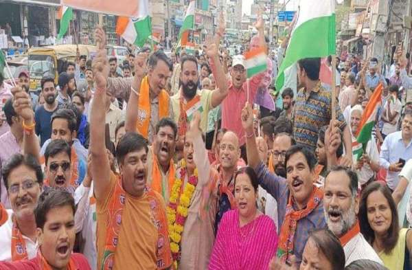 चंद्रयान की सफल लैंडिंग पर झूम उठे शहरवासी, भारत माता के जयकारों से गूंजा आसमान