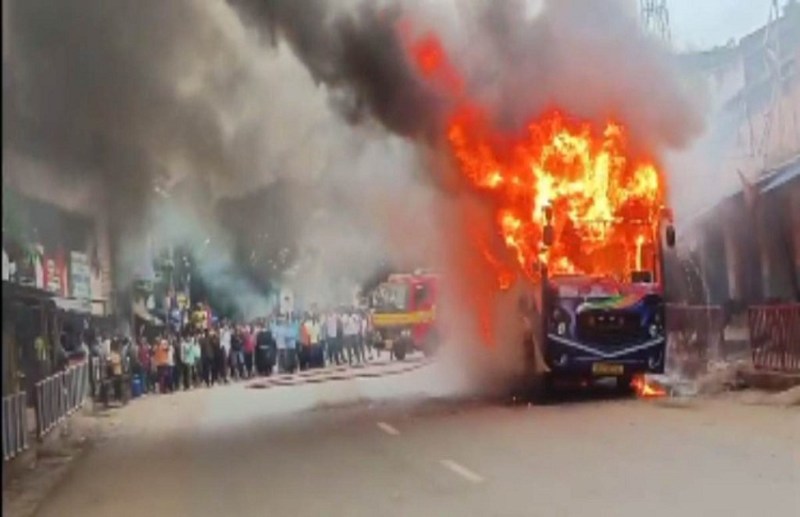 जगदलपुर में हादसा..टायर फटने से बस में लगी भीषण आग, यात्रियों में मची चिख पुकार