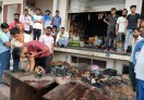 किराना की दुकान में लगाई आग आरोपियों को गिरफ्तार करने की मांग को लेकर पुलिस थाने पहुंचे लोग