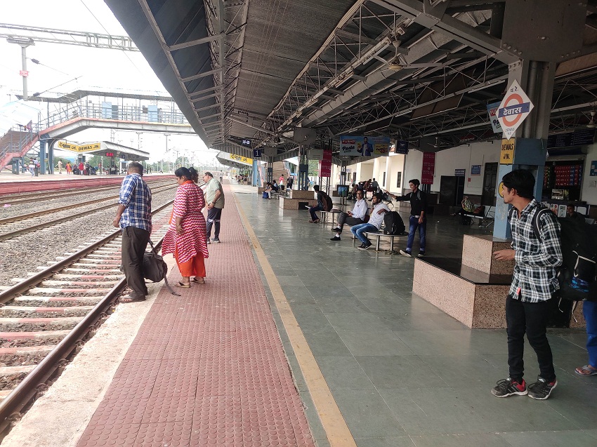 रक्षाबंधन पर्व से पहले निरस्त हो रही ट्रेनें बढ़ा रही यात्रियों की परेशानी