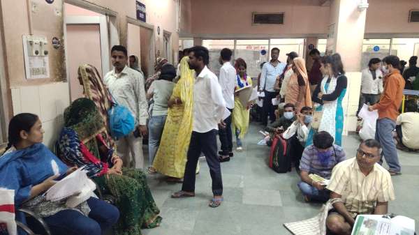 आउटडोर में आने वाले मरीजों की लंबी कतारें लग रही हैं। हालत यह है कि मरीज फर्श पर बैठकर ही अपनी बारी का इंतजार कर रहे हैं।