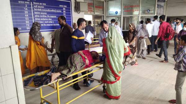 एसएमएस अस्पताल में आज सुबह मरीजों के साथ आए उनके तीमारदारों को कर्मचारी न मिलने की वजह से खुद ही मरीज को स्ट्रेचर पर चढ़ाना और उतारना पड़ा।