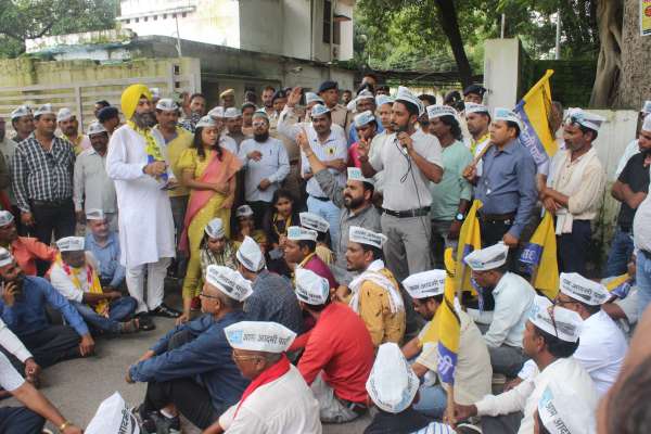 awab Do, surrounded the office of MLA Shailesh Pandey