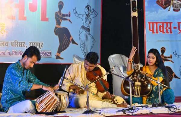 रायपुर. मुक्ताकाशी मंच पर चल रहे पावस प्रसंग के दूसरे दिन महंत घासीदास स्मारक संग्रहालय परिसर मुक्ताकाशी मंच पर तीन प्रस्तुति दी गईं।