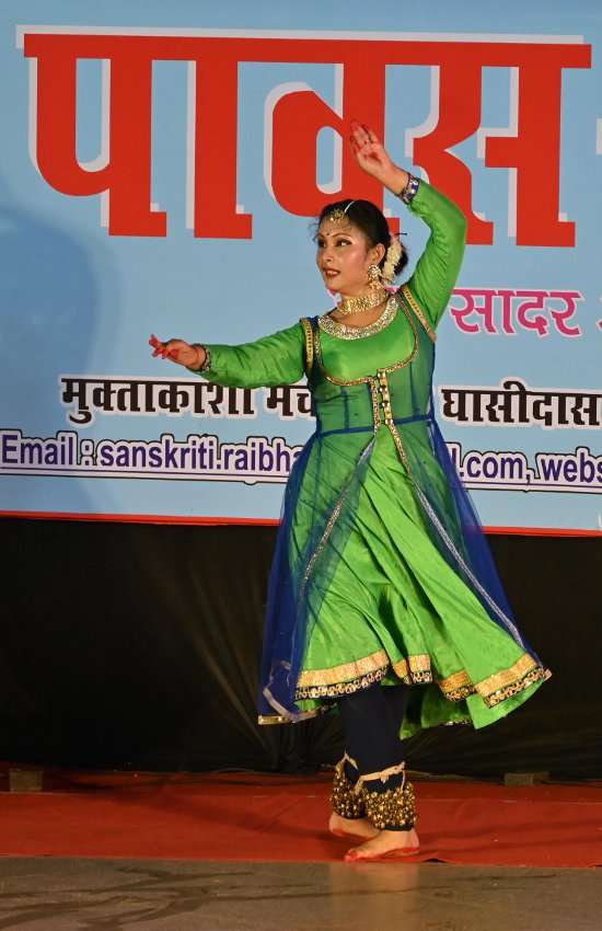 खास बात ये रही कि कार्यक्रम के दौरान बारिश होने लगी। ऐसा लगा मानों रिमझिम फुहारें पावस प्रसंग का स्वागत कर रही हैं।