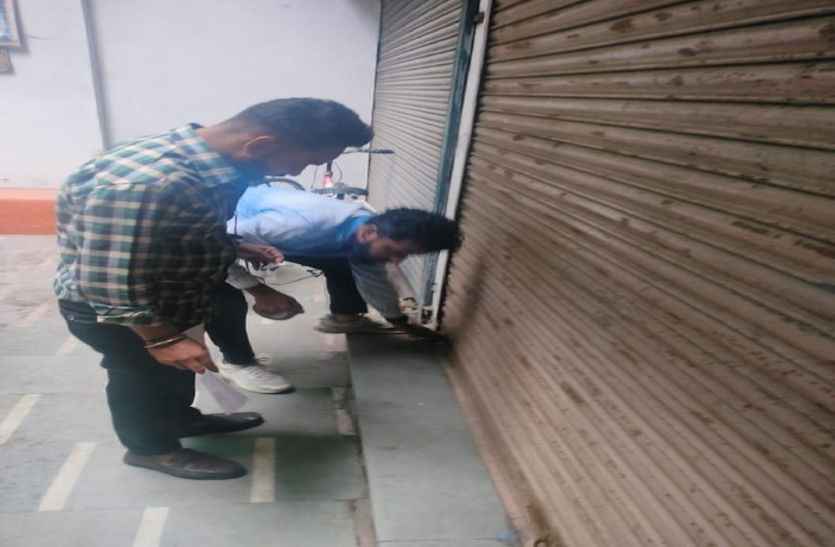 Indore News : कचरा शुल्क न देने पर दुकान खुलने के पहले नगर निगम लगाए ताले