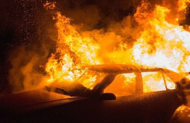 चलती कार में लगी आग