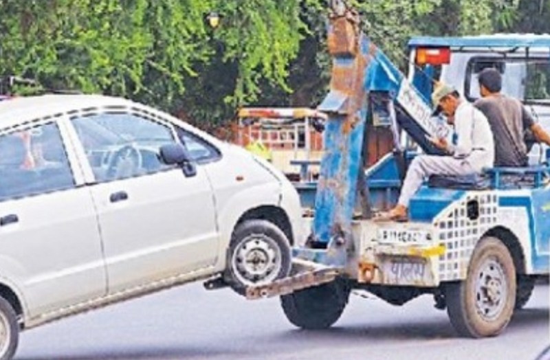 वाहन को उठाकर ले जाती ट्रैफिक पुलिस की क्रेन।