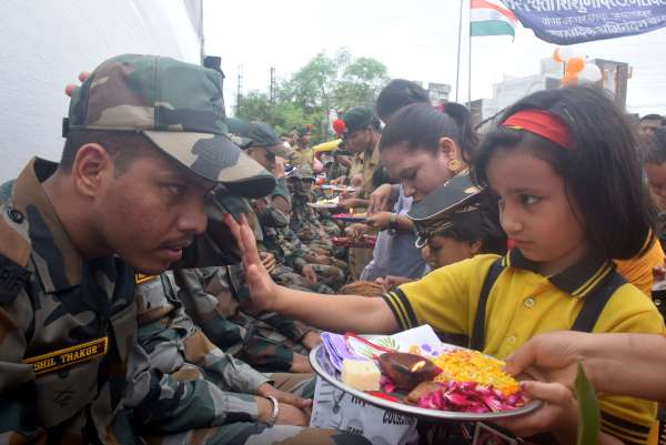 सैनिको को बॉधा रक्षा सूत्र   