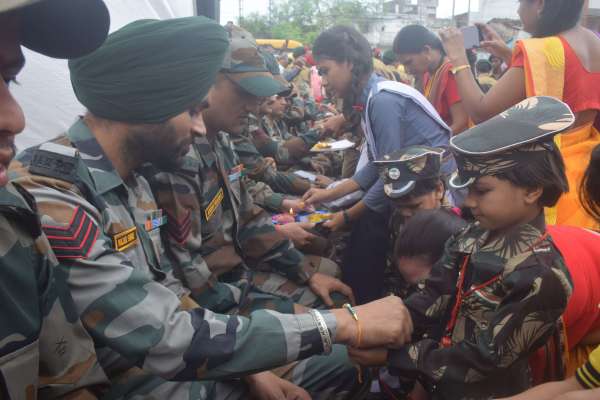 सैनिको को बॉधा रक्षा सूत्र  