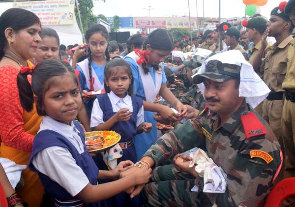 सैनिको को बॉधा रक्षा सूत्र  