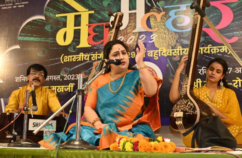 झूला धीरे से झूलाओ बनवारी, अगल बगल सब सखियां झुलत हैं...