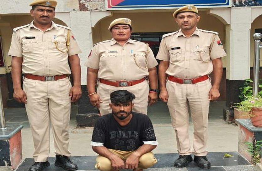 ट्रेन के एसी कोच में महिला का हैण्ड बैग चुराया