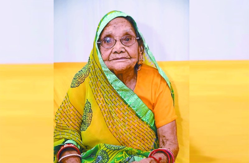 104 साल की बुजुर्ग महिला से सीखें सेहत का मंत्र, आज भी निकालती है धर्मशाला का झाड़ू