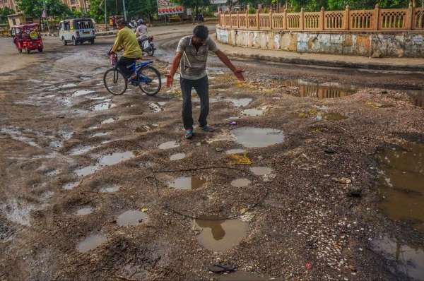 broken roads in jaipur