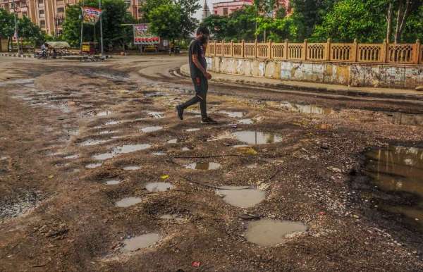 broken roads in jaipur