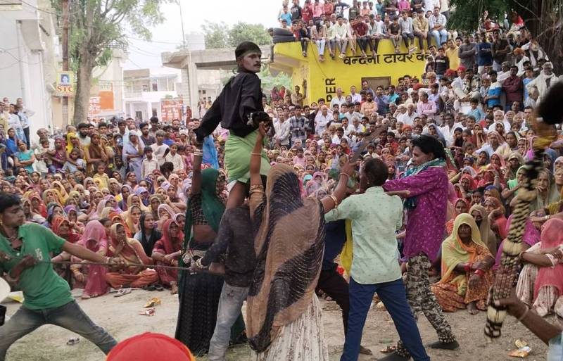 बम्बोरी गांव में गवरी नृत्य का मंचन देखने के लिए उमड़ा जनसैलाब
