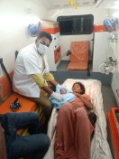 देवास में 108 एंबुलेंस में पुरुषों ने कराया प्रसव, महिला के पति ने भी किया सहयोग