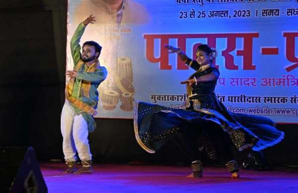 आखिरी दिन आर्या नंदे ने ओडिसी नृत्य की प्रस्तुति दी।