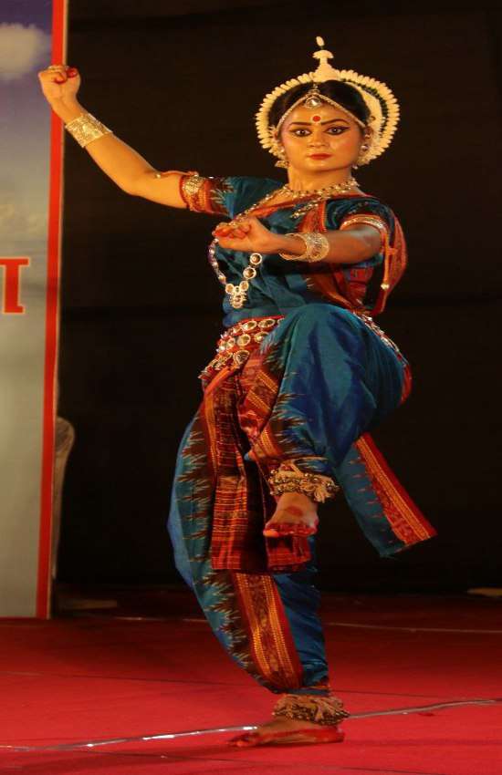  इसके बाद दुर्गा तांडव की प्रस्तुति हुई जिसमें महिषासुर वध दिखाया गया। आरती सिंह ने कथक पेश किया। शहनाई वादन भोला राम यादव ने किया।