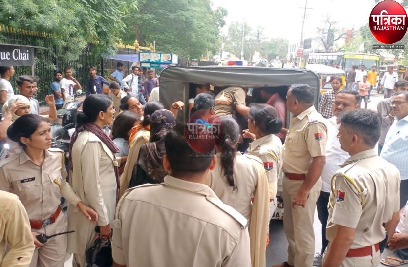 Watch Video : पढ़ाई से बंक मारकर उद्यानों में मौज-मस्ती करने वालों पर पुलिस का डंडा, थाने ले गई पुलिस