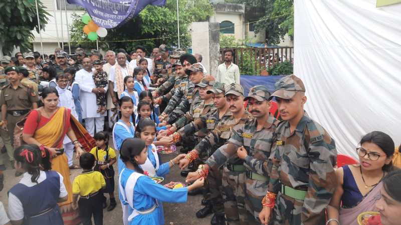 स्कूली छात्राओं ने सैनिक भाईयों की कलाई पर रक्षासूत्र बांधा