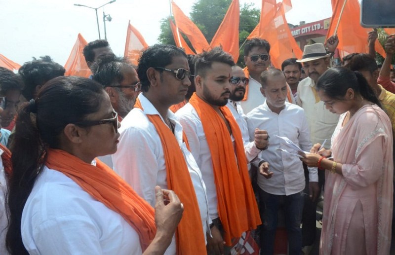 केबल बिछाने के नाम पर खोद दी सड़कें, शिवसेना ने निगम प्रशासन पर लगाया ये आरोप