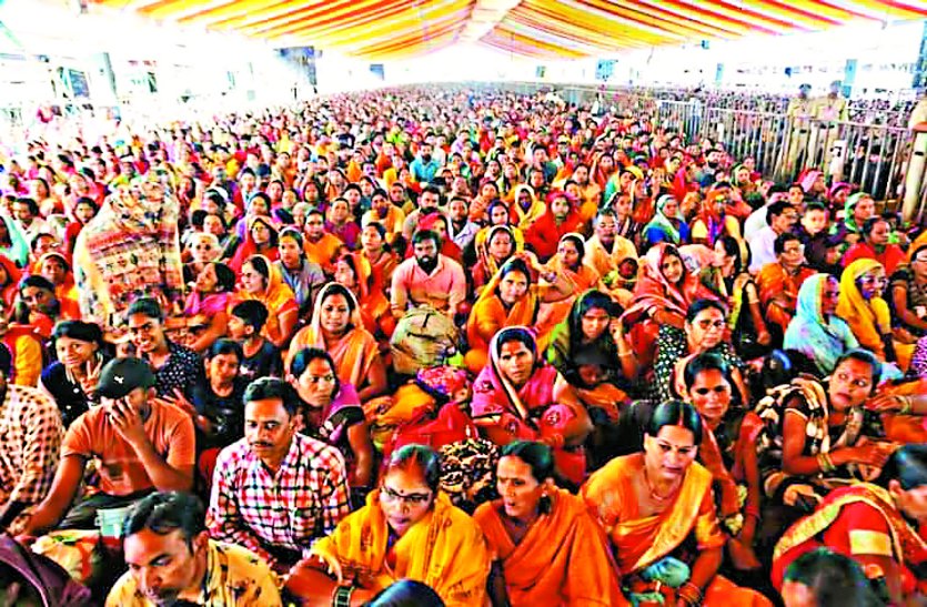 श्री मणिलिंग शिव महापुराण कथा: सात पंडाल भर गए, पेड़ की छांव, छाता लेकर पहुंचे और दरी बिछा कर सुनी कथा