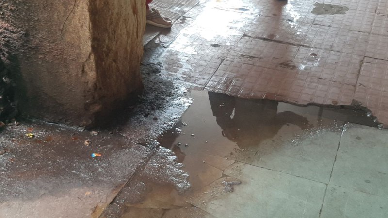 जोरशोर से सफाई के बाद भी अस्पताल की दीवारों से नहीं हटी गंदगी