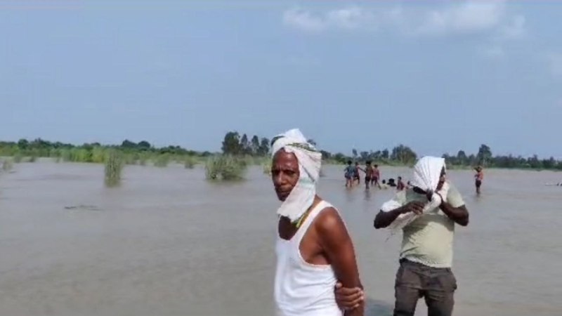 Unnao news: उत्तराखंड में हो रही बारिश का असर, गांव में बाढ़ का पानी, सांसद पहुंचे