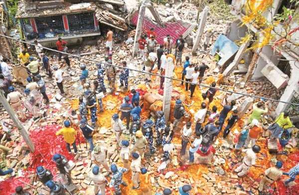 कोलकाता से लगभग 30 किलोमीटर उत्तर में नीलगंज के मोशपोल इलाके में विस्फोट सुबह लगभग दस बजे हुआ। धमाके की आवाज मीलों तक गूंज गई। मामले की जानकारी पाकर दत्तपुकुर थाने के वरिष्ठ अधिकारी घटनास्थल पर पहुंचे। दमकल कर्मियों ने मोर्चा संभाला। बम स्क्वायड के कर्मी भी घटनास्थल पर तैनात किए गए।