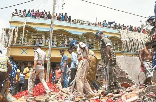 बुलडोजर की मदद से ढहे हुए मकानों का मलबा हटाया गया। तीन महीने पहले भी पूर्वी मेदिनीपुर जिले के इगरा में खादीकुल गांव में एक अवैध पटाखा फैक्ट्री में हुए विस्फोट में फैक्ट्री के मालिक भानु बाग सहित 12 लोग मारे गए थे।