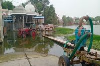 अवैध पाळ तोड़ नहीं रहे, तालाब भरा तो ऐसा कर निकाल रहे पानी