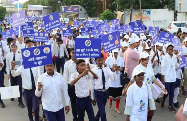 इस दौरान बड़ी संख्या में लोगों ने दौड़ लगाते हुए 18 साल या उससे अधिक उम्र के लोगों का नाम मतदाता सूची में शामिल होने के लिए जागरूक किया।