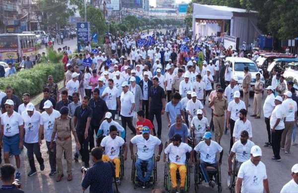 इस वाकेथॉन में शहर के युवा, महिलाएं, वरिष्ठ नागरिक, दिव्यांगजन, तृतीय लिंग समुदाय के लोग, समाज सेवी संस्थाओं के प्रतिनिधियों, शासकीय अधिकारी कर्मचारी सहित बड़ी संख्या में लोग शामिल हुए।