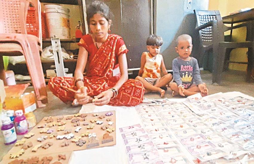 गोठानों में बन रही गोबर व मिट्टी की राखी