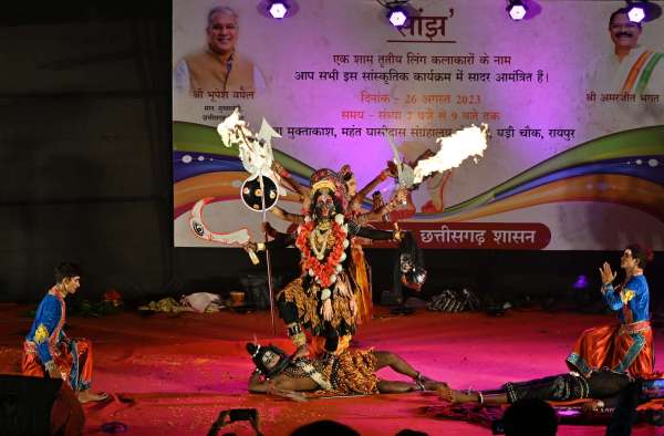 प्रेमकथा में भरतनाट्यम का फ्यूजन कामता ने बॉलीवुड सॉन्ग क्यों खफा हो गए, तबाह हो गए में भरतनाट्यम पेश किया। इसमें उन्होंने ट्रांसजेंडर की प्रेमकथा का जिक्र किया। कामता ने कथक में एमए किया है और वे भिलाई में डांस टीचर हैं। कार्यक्रम का संचालन रवीना ने किया। कार्यक्रम में संस्कृति विभाग के सभी अधिकारी मौजूद रहे।