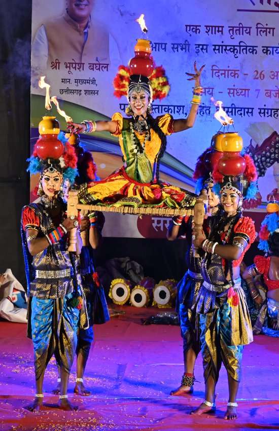 प्रस्तुतियों ने मोहा रायपुर के युवराज बाध व साथियों ने कथक में शिव वंदना की प्रस्तुति दी। उन्होंने कथक तिहाई, परन और ठुमरी में अपने अंदाज से लोगों को दिल जीत लिया। इसके बाद दुर्ग के कांता ने सेमिक्लासिकल नृत्य की प्रस्तुति दी। इसी प्रकार रायपुर के ही एली महानंद ने फिल्मी क्लासिकल नृत्य में अपनी प्रस्तुति दी। प्रतिमा डांस ग्रुप द्वारा किन्नर की जीवन पर एक संगीतमय प्रस्तुति दी गई, जो बहुत की आकर्षक ढंग से प्रस्तुत किया गया।