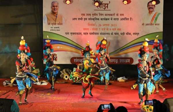 यह नजारा संस्कृति विभाग परिसर स्थित मुक्ताकाशी मंच पर देखा गया। जिसने भी यह दृश्य देखा बस देखता ही रह गया। शनिवार को एक शाम तृतीय लिंग कलाकारों के नाम सांझ कार्यक्रम आयोजित किया गया। जांजगीर चांपा के प्रतिमा ग्रुप में काली स्वरूप में शांतिलाल यादव ने धारण किया था। इसी प्रस्तुति के अन्य कलाकारों में दीपक यादव, सुनील यादव, सोनी सिदार, राजेश गोस्वामी, बजरंग यादव, राहु, अंशु, अर्जुन और नकुल शामिल रहे।