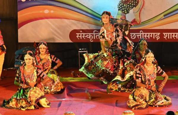 लोरिक चंदा की प्रेम गाथा स्वरागिनी डांस ग्रुप ने लोरिक चंदा की प्रेम गाथा को छत्तीसगढ़ी गीतों के साथ पेश किया। लहर मारे, मता दे टूरी, गुलमोहर सही मन लुभाले गोरी समेत कई गीतों की प्रस्तुति देकर खूब तालियां बटोरीं। इस संगीतमयी नाटक में संदेश दिया गया कि सबसे बड़ा धर्म प्यार और इंसानियत का होता है।