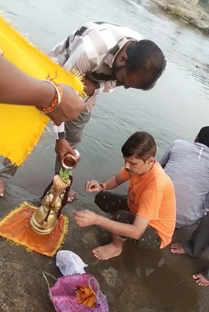 महाकाल की विग्रह रूपी अष्ट धातू की प्रतिमा का कराया वैनगंगा स्नान