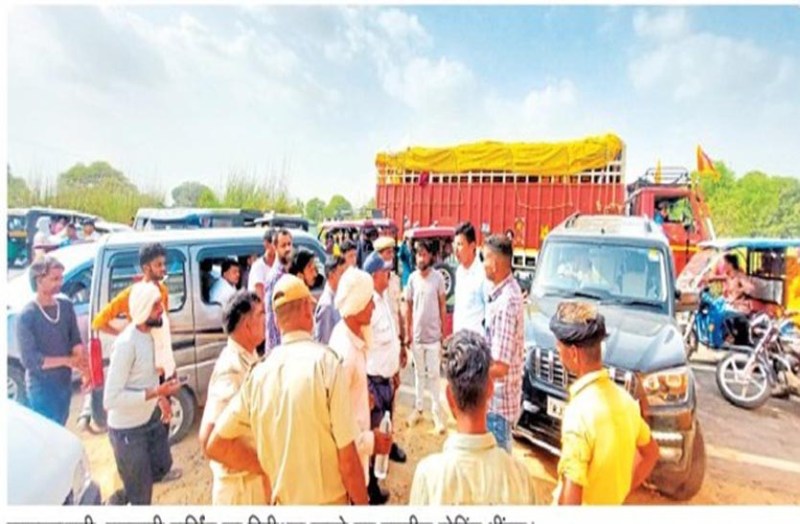 VIDEO: सरकारी पार्किंग में अव्यवस्था, रास्तों पर भी दिखा अतिक्रमण, तोरण गेट पर निजी बसों का जमावड़ा