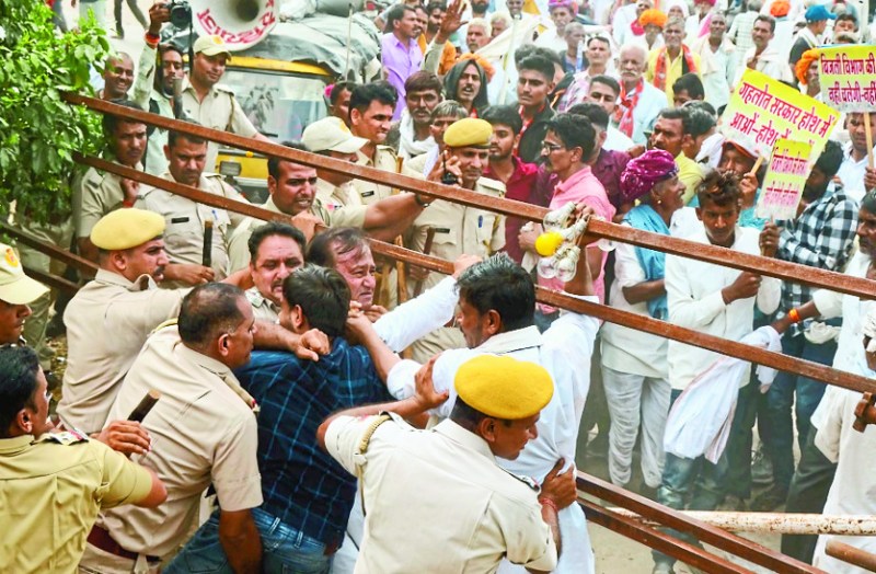 Protesters broke barricades and tried to enter SE office in Bundi
