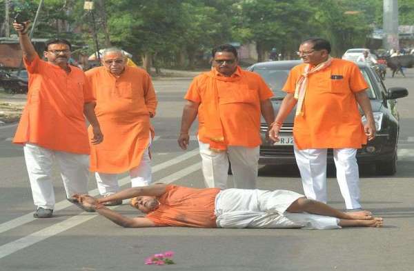 कांधे पर कांवड़, चेहरे पर श्रद्धाभाव