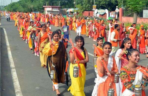 कांधे पर कांवड़, चेहरे पर श्रद्धाभाव