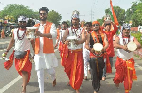 कांधे पर कांवड़, चेहरे पर श्रद्धाभाव