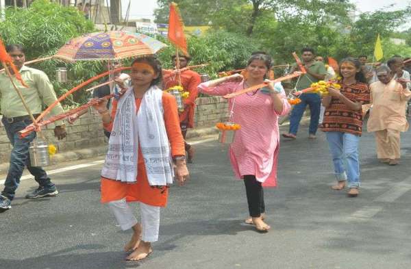 कांधे पर कांवड़, चेहरे पर श्रद्धाभाव