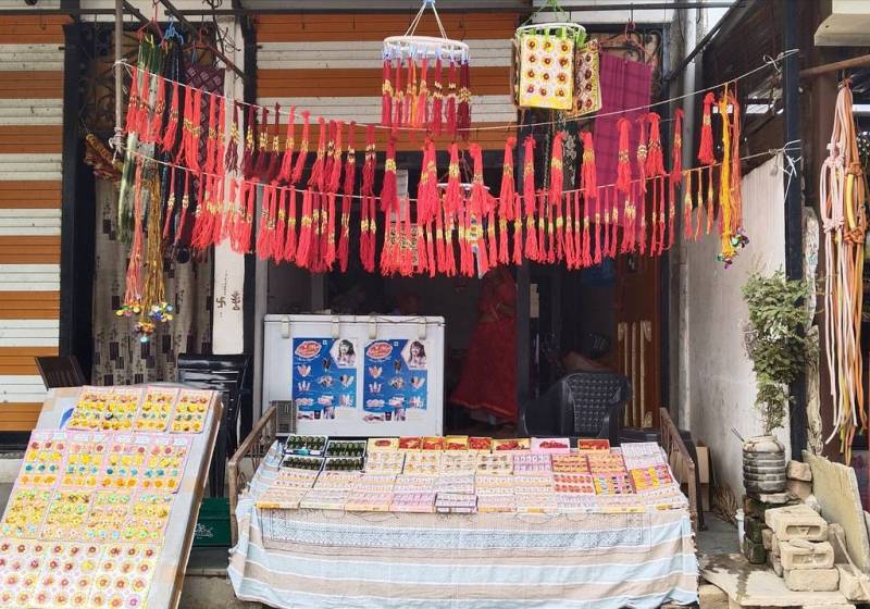 दुकानों पर तैयारियांं: रक्षाबंधन पर्व को लेकर सजे बाजार